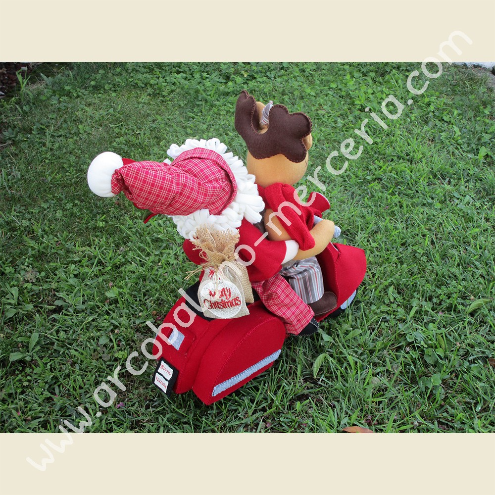542 Vespa con Babbo Natale e renna