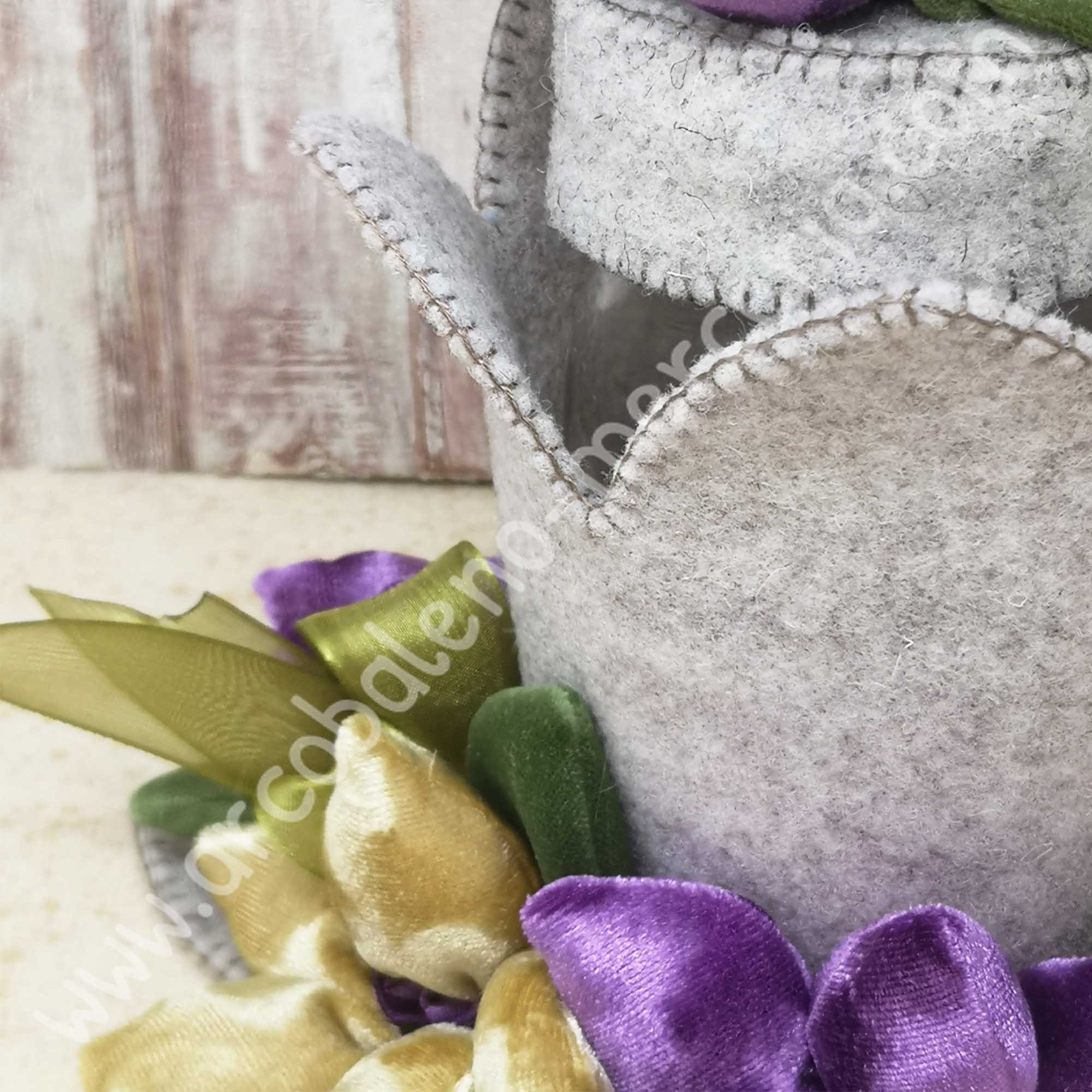 PORTA VASO CON FIORI IN CINIGLIA