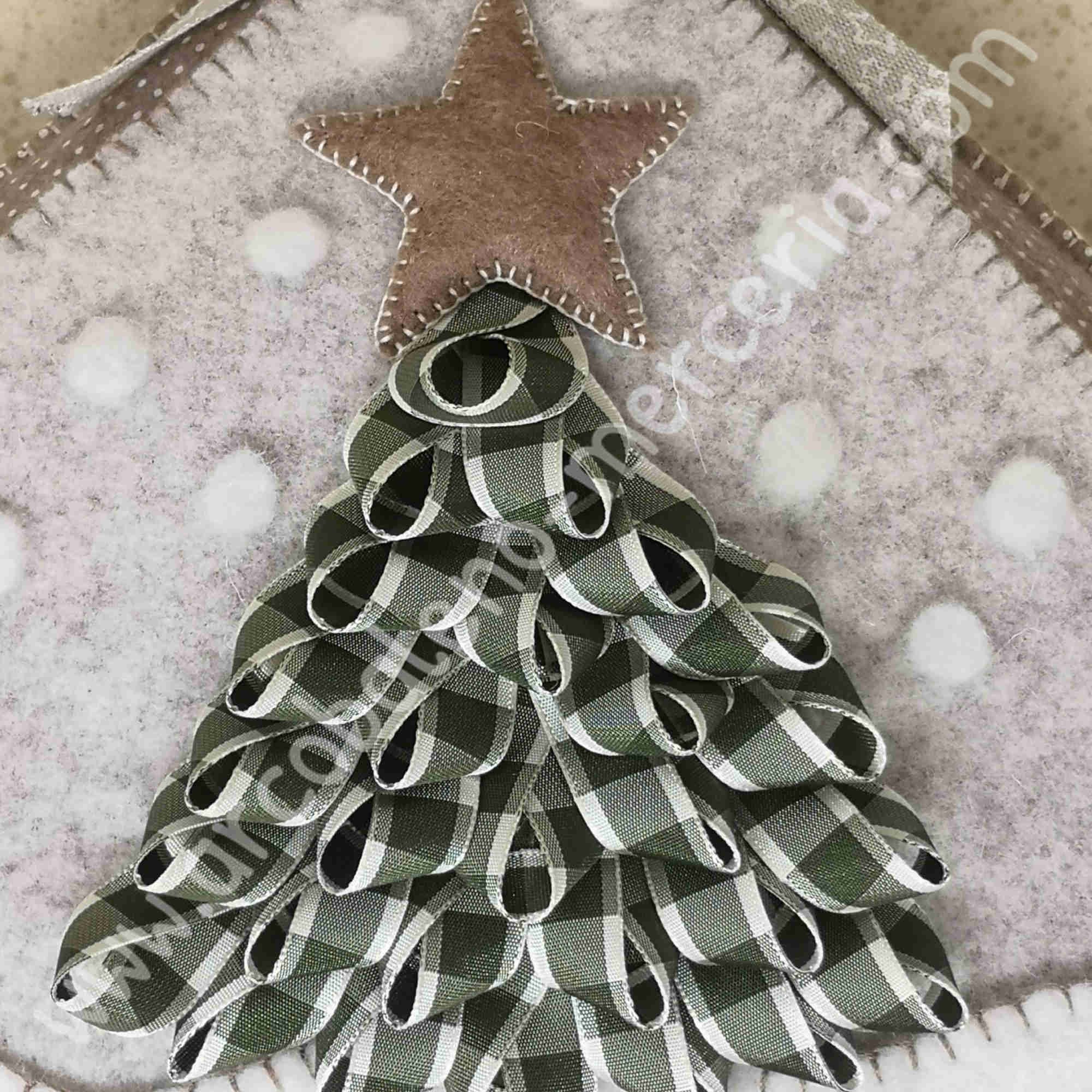 CUORE CON ALBERO DI NASTRI