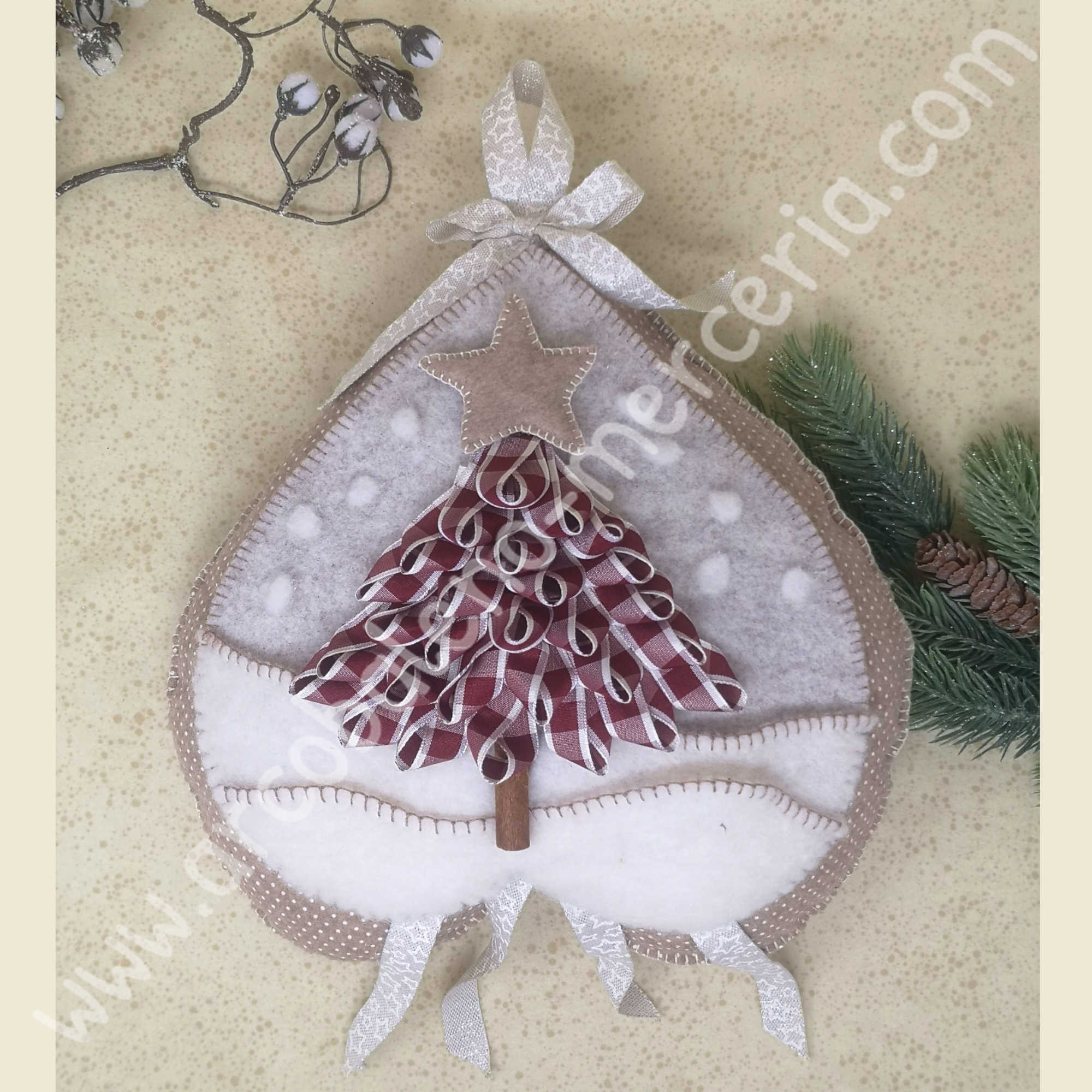 CUORE CON ALBERO DI NASTRI